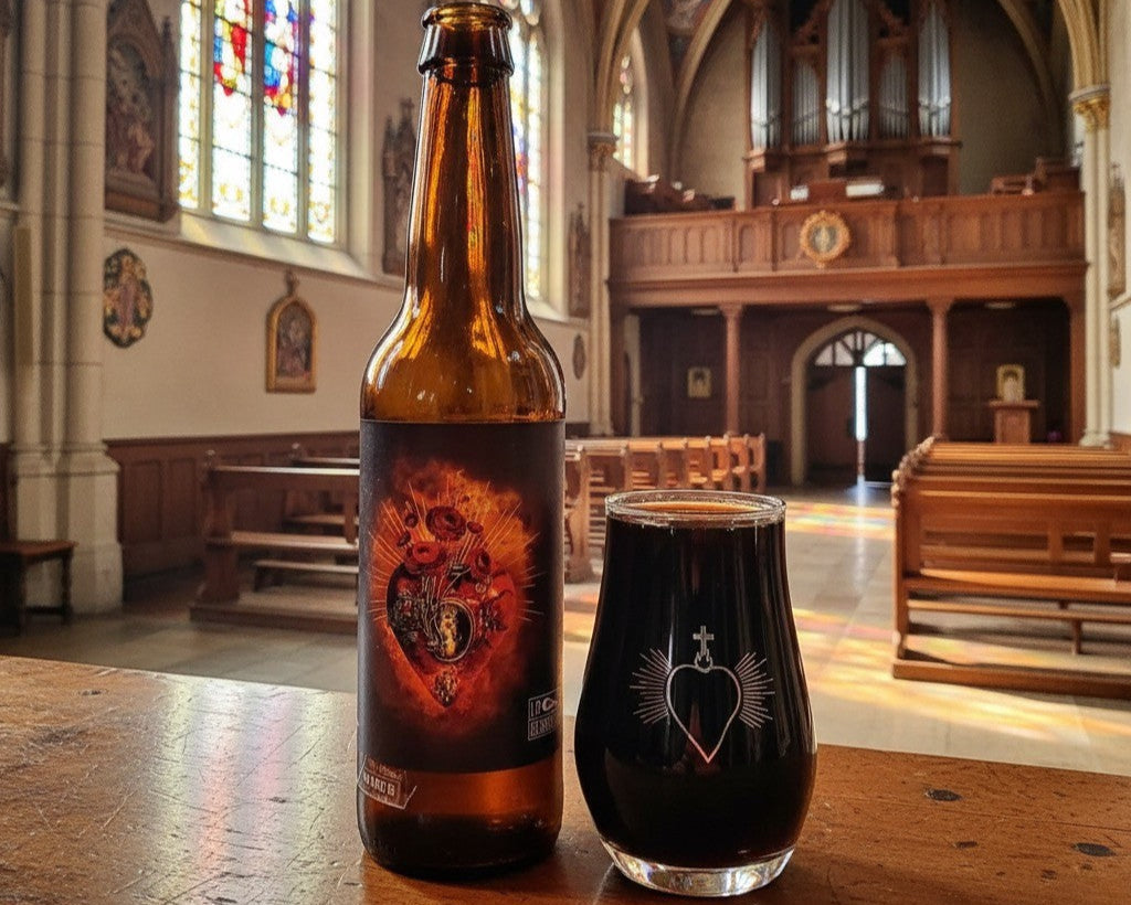 Bouteille de Sacred Heart IX de La Débauche versée dans un verre à droite. Dans une église.