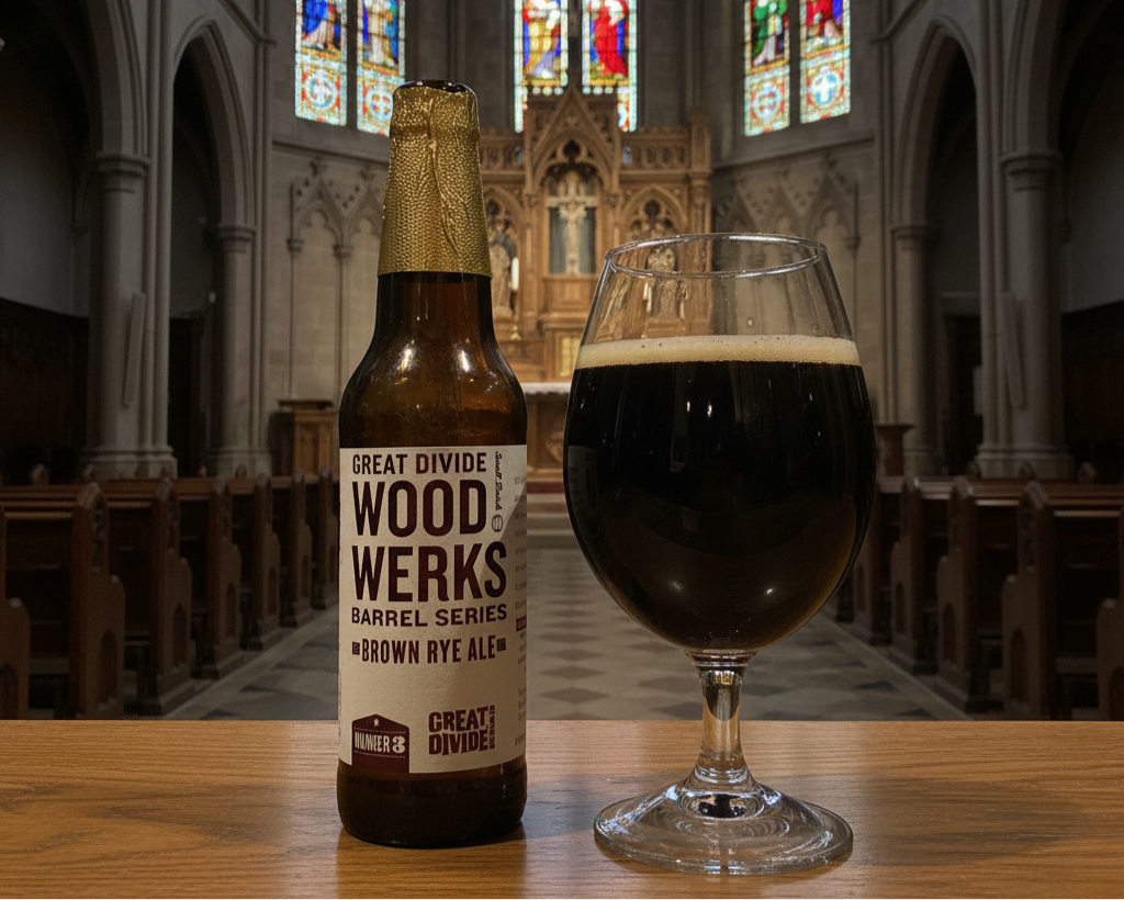 Bouteille de Wood Werks Barrel Series #3: Imperial Rye Brown de Great Divide Brewing Company versée dans un verre à droite. Le tout dans une église.